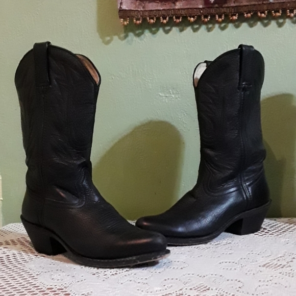 Durango Shoes - Classic sexy women's western leather boots.